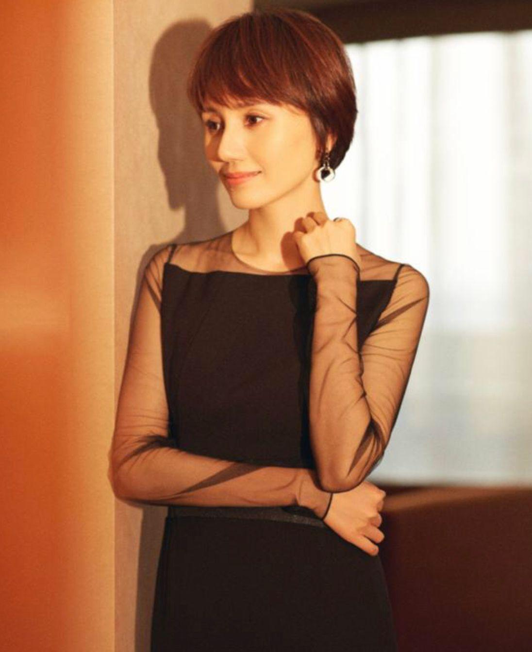 看了袁泉的长发照终于明白为什么上了年纪的女人都喜欢留短发