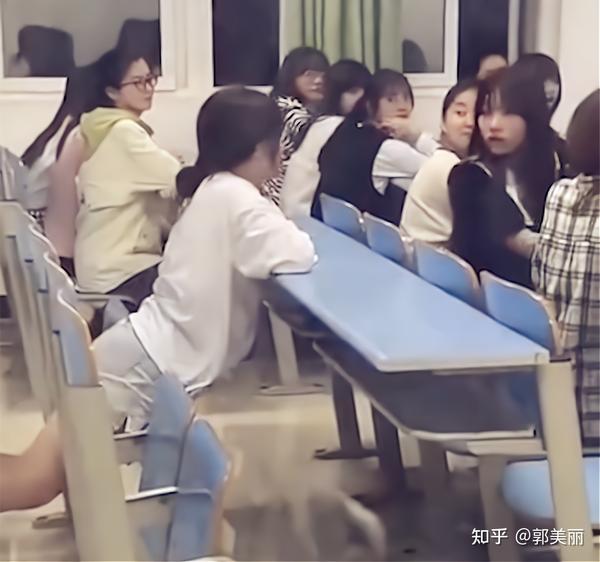 大学女生衣着清凉逃课,后背就几条带子,网友:这是来上学的? - 知乎