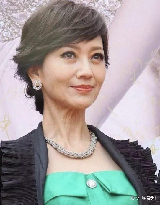 如果是纵向延生的竖纹,这是由于干燥和衰老造成的,好好保养是可以预防