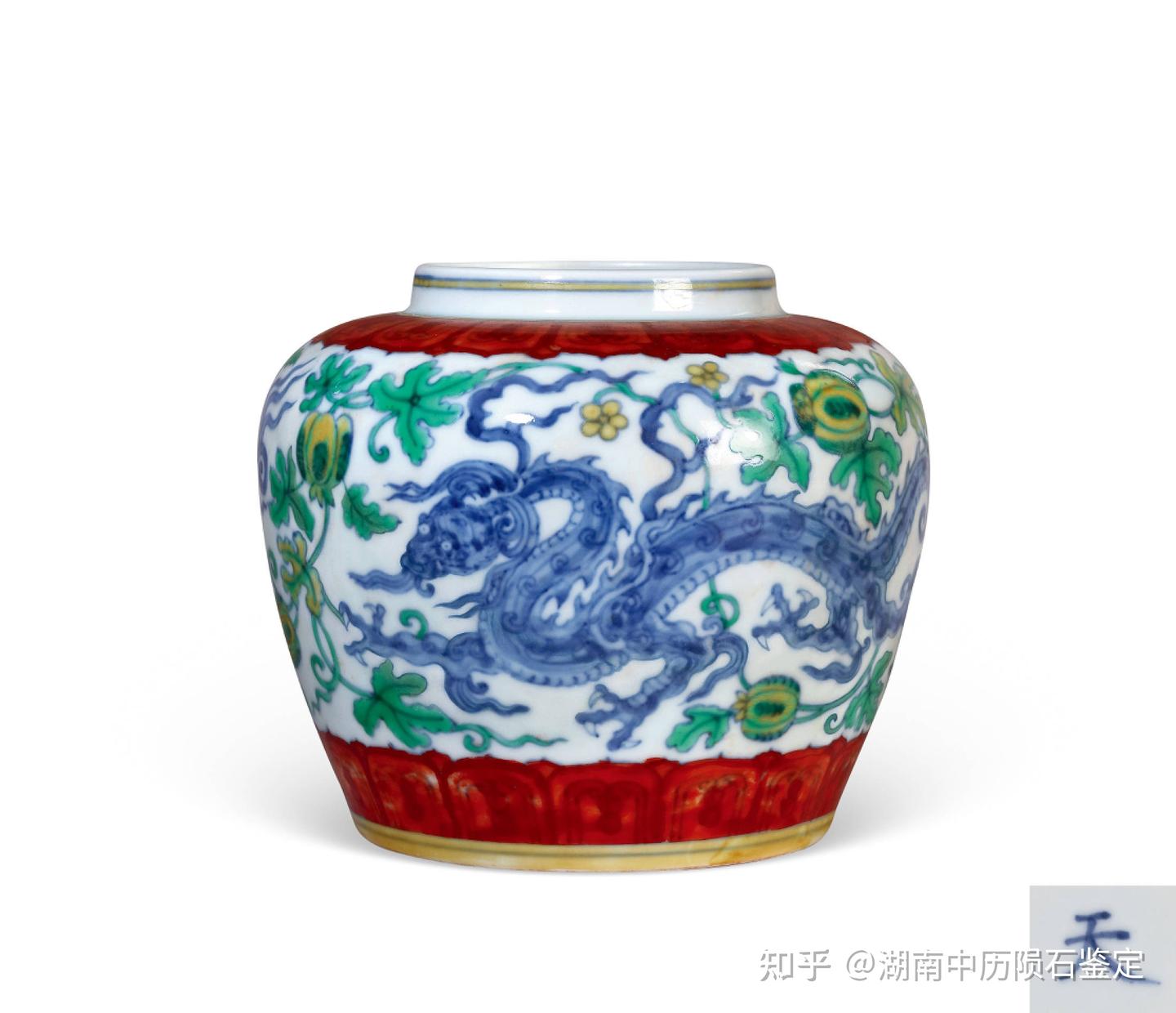 中国 大明成化年製  青花飛蝶文小壺 中国 大明成化年製 青花飛蝶文小壺 大明成化年