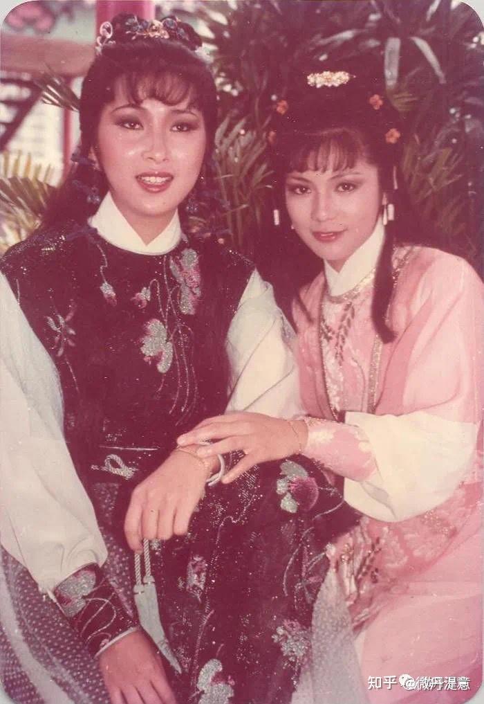 黄蓉与程瑶迦心想:"原来他是师法他父亲掩耳盗铃之术,明明是要人听见