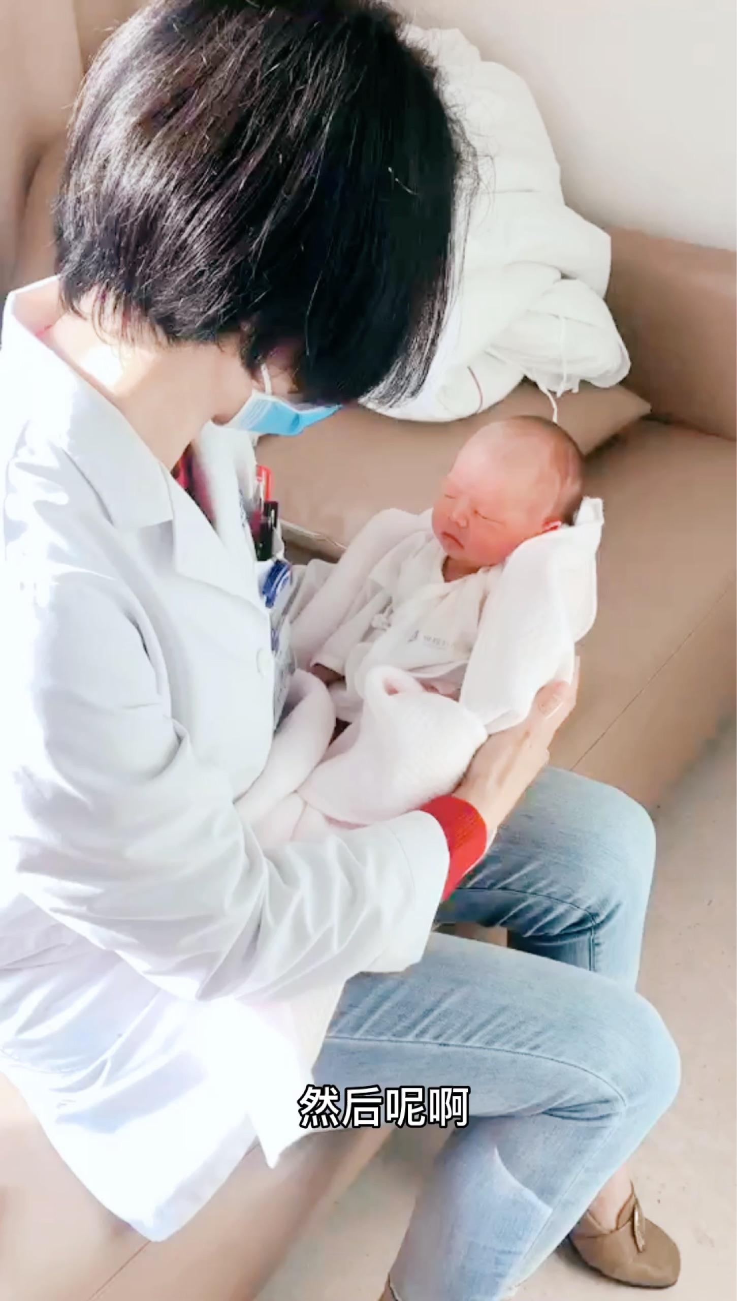 如何给婴儿拍嗝?