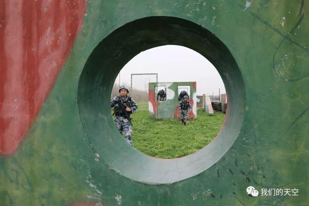 战术互补实力爆棚 库里的外线火力遇上浓眉的禁区统治力