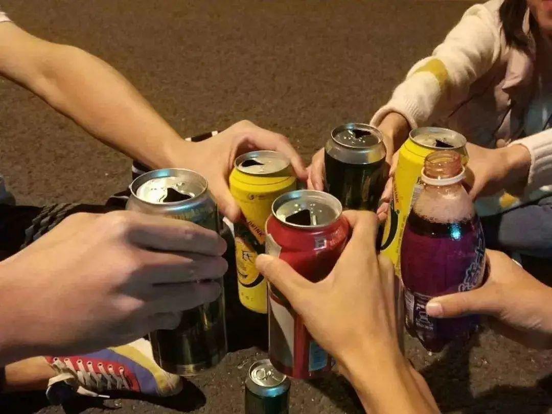 被取消合影,散伙饭的20届毕业生抱头痛哭:"最痛心的,莫过于我们来不及