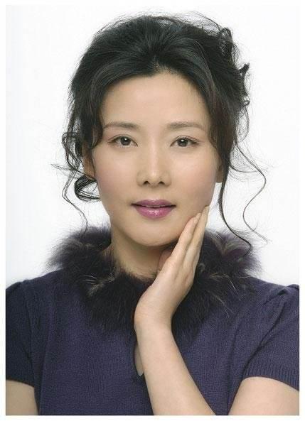 水瞳剪秋水,懒卧花树下:何赛飞