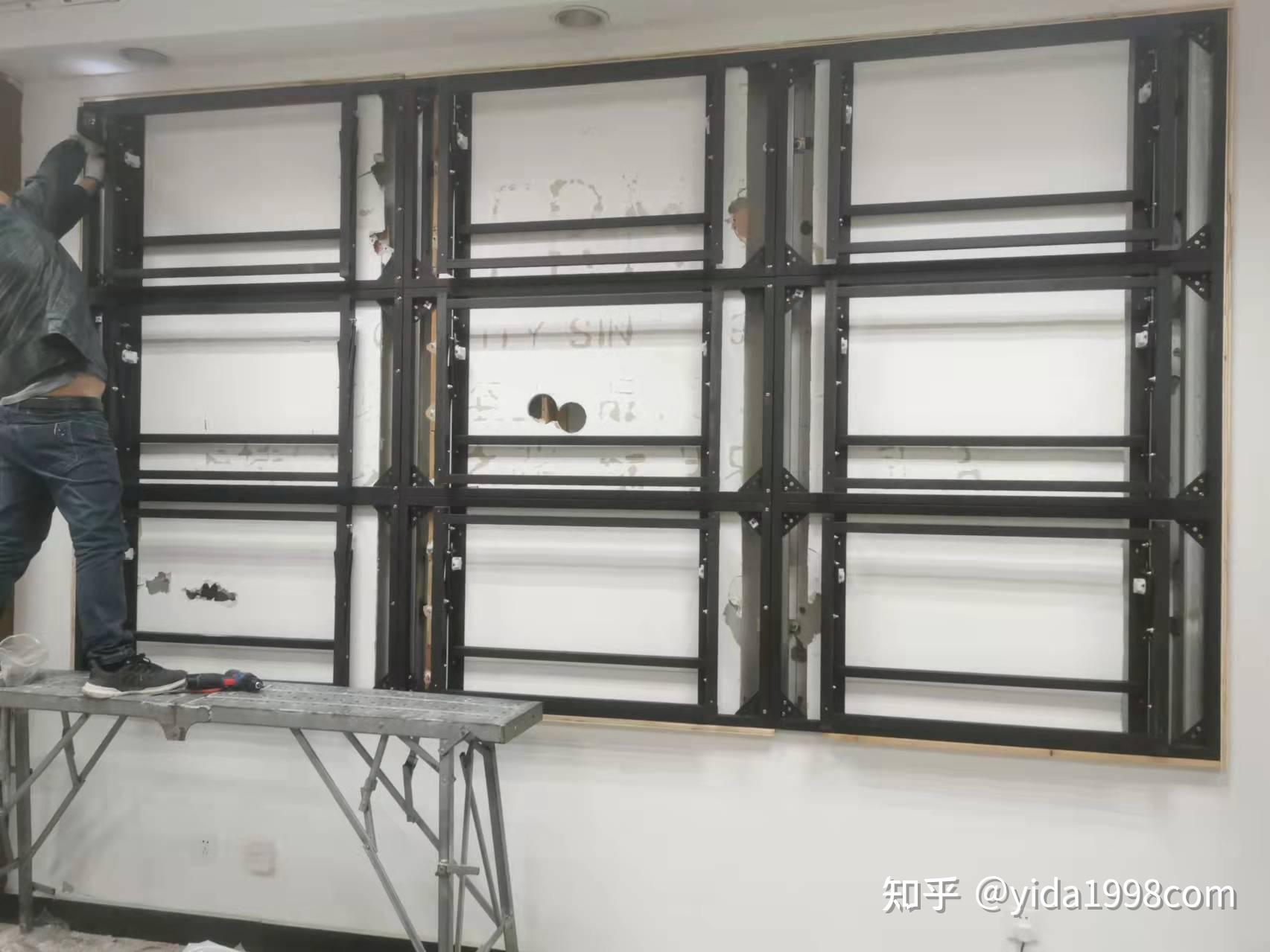 支撑木板安装好后把不锈钢拉斯包边固定在木板上.