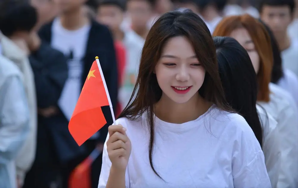 摄影点评拿国旗的小姐姐过去一年的盛世美颜十五20210316