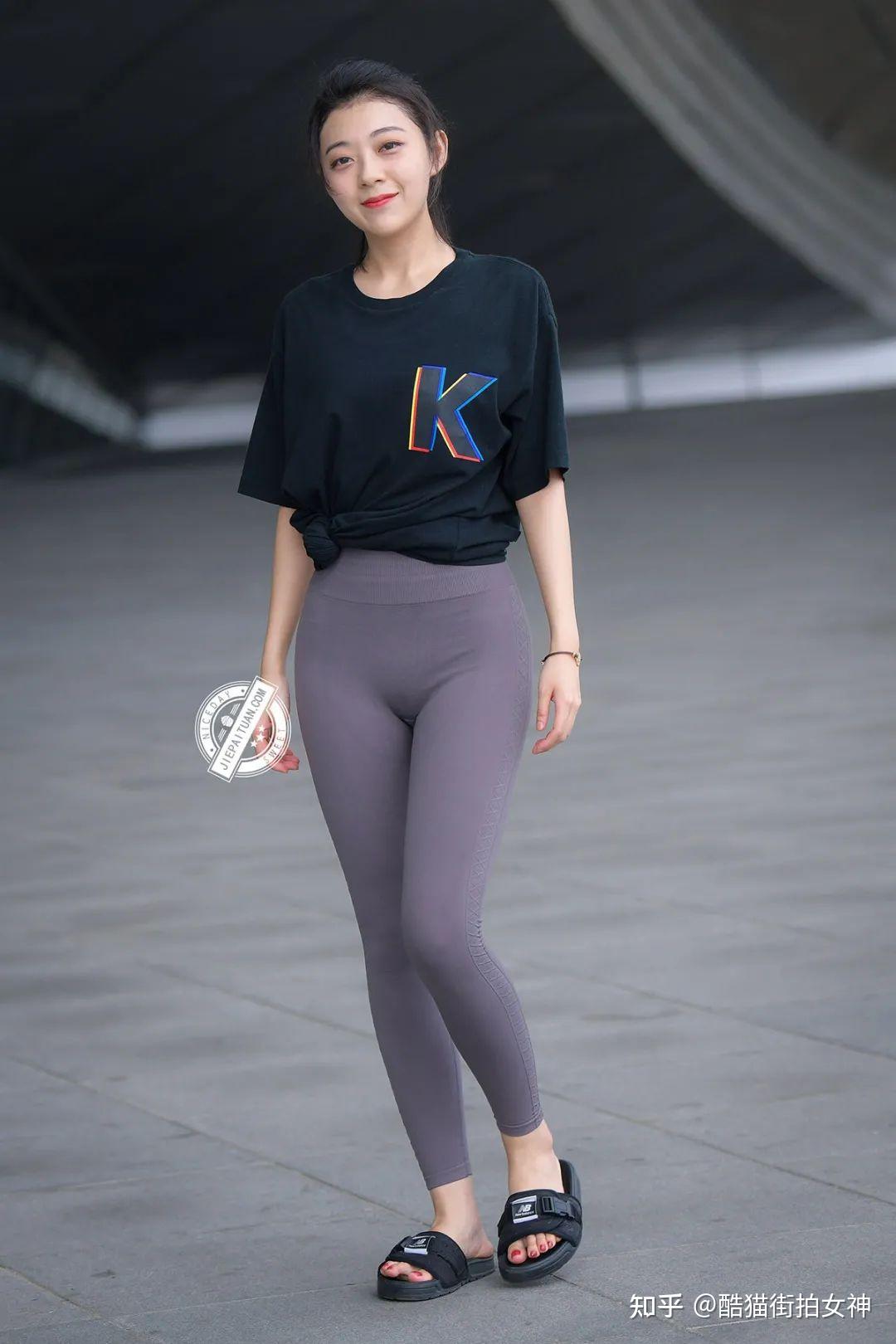 街拍女神灰色紧身瑜伽裤的时尚女生