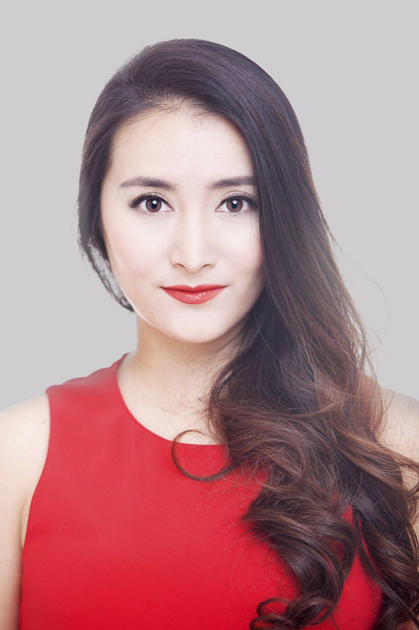 与小清久别重逢是在纽约第五大道的大百货店saks,她日间在这里担任