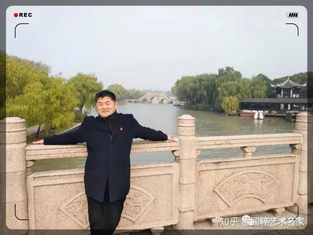 赵景庵等老师学画多年,入伍后在青岛警备区71271部队从事宣传工作,后