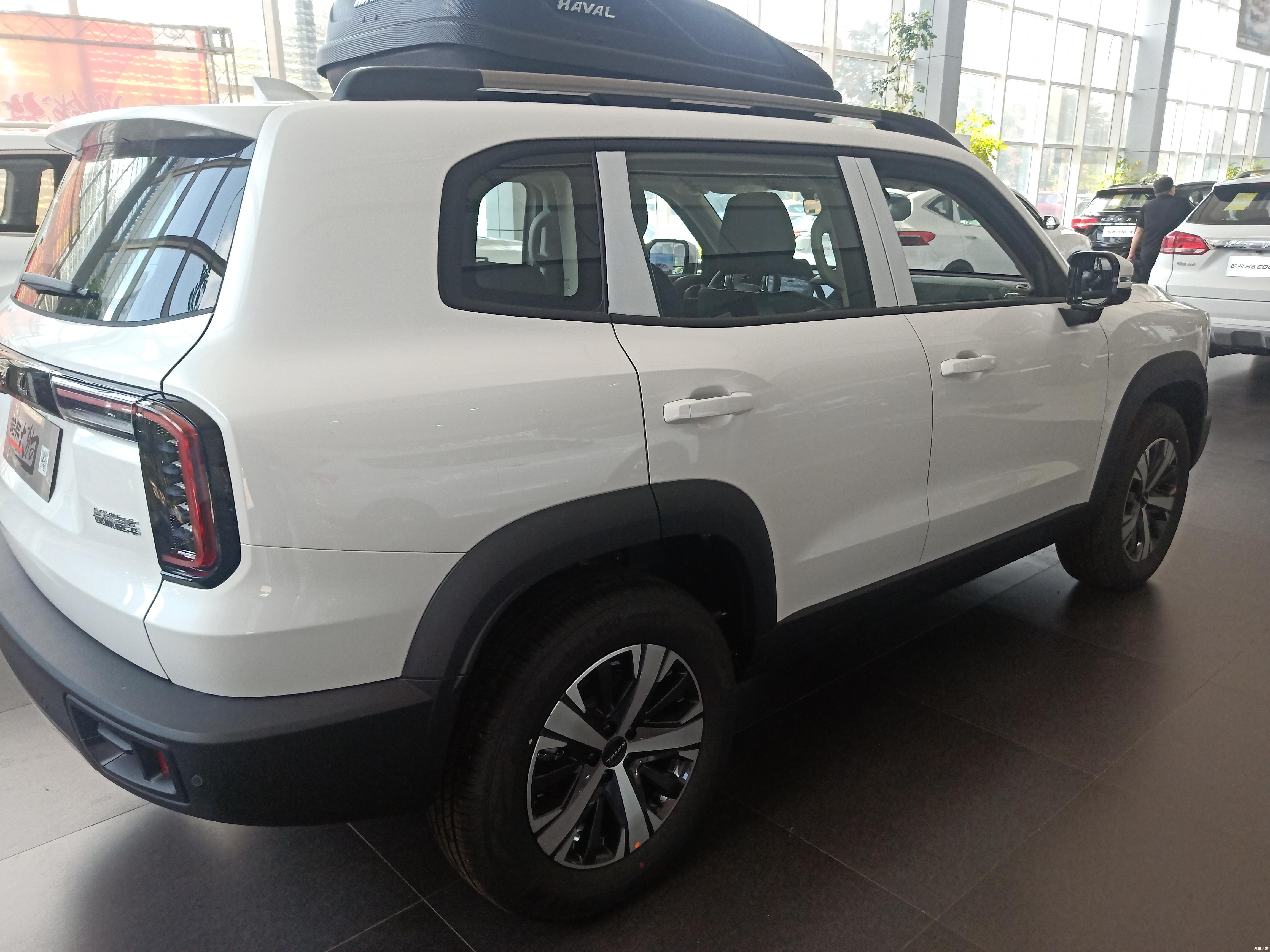 哈弗大狗到店实拍白色版很硬派15t爆发169马力配上坡辅助