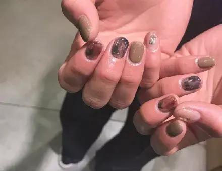 这里可能是最全的新年美甲集合了-新年美甲图片2021简单大方红色衣服