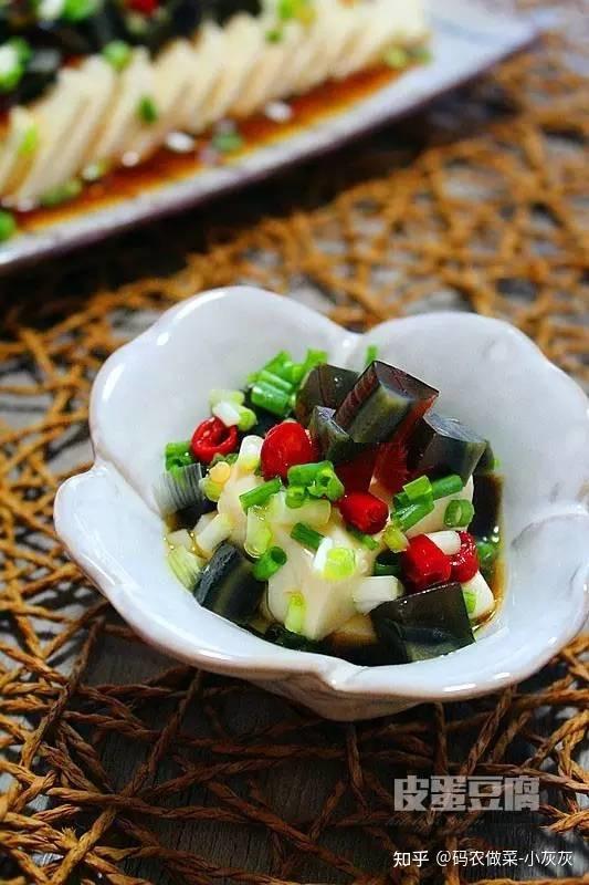 松花蛋拌内脂豆腐的做法 内酯豆腐拌松花蛋 内酯豆腐跟松花蛋怎么做