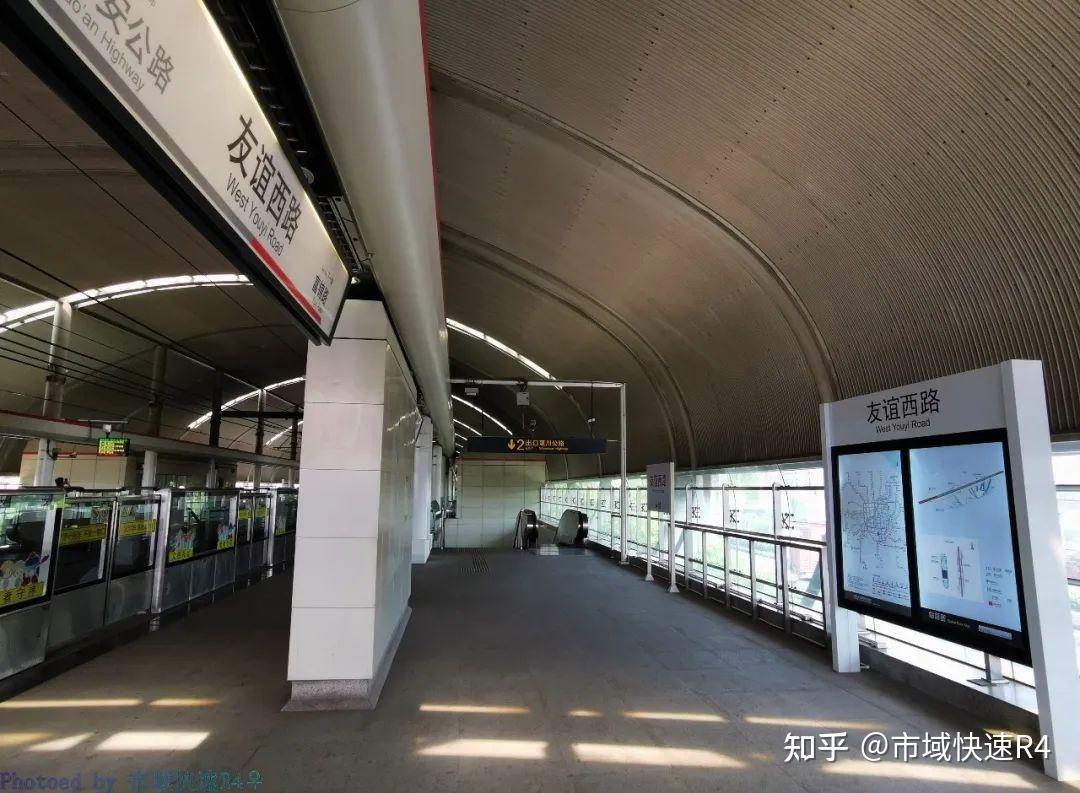 友谊西路站站厅层位于地面一层.