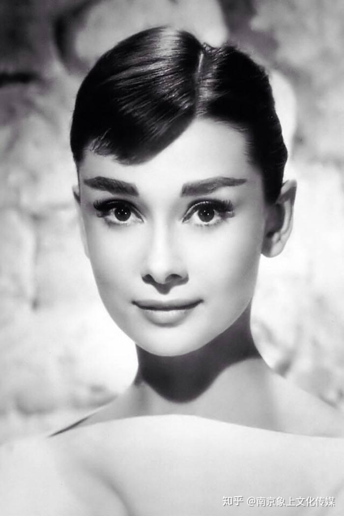 (1)蝴蝶光也称派拉蒙光,是美国好莱坞电影厂早期在影片或剧照中拍女性