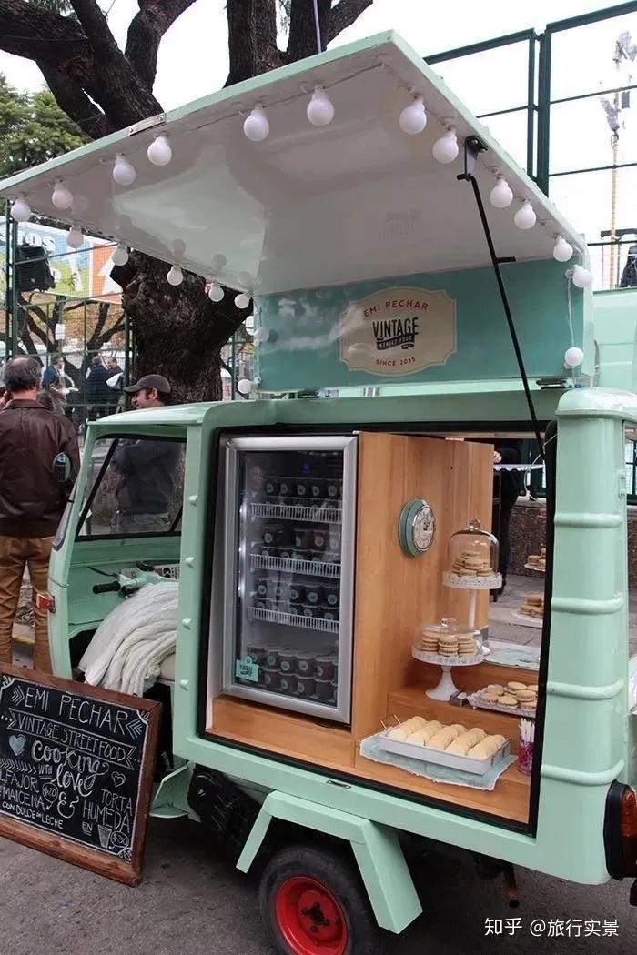 灯笼式的装饰适合烧烤,炸鸡腿类型的小吃摆摊设计.