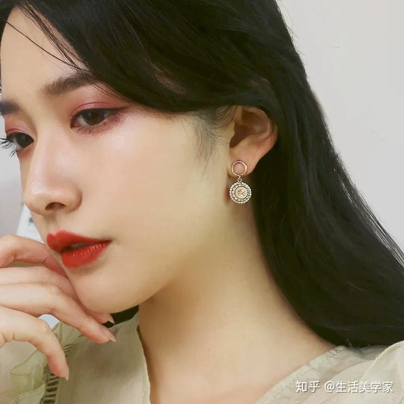 5,瓜子脸瓜子脸下巴比较尖,适合配戴"下缘大于上缘"的耳环,如水滴形