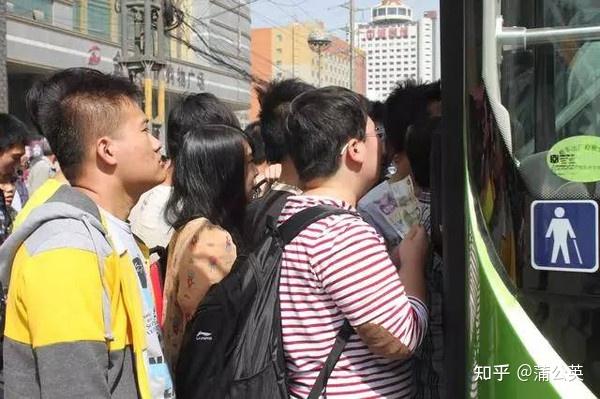 代表提案"双城通勤人员交通费包月最高不过千,包年不过八千" - 知乎