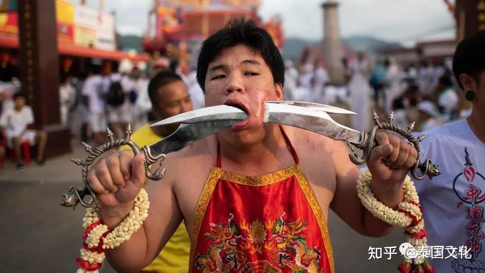 泰圣阁普吉岛素食节开幕乩童针刺刀割棍棒穿脸再现