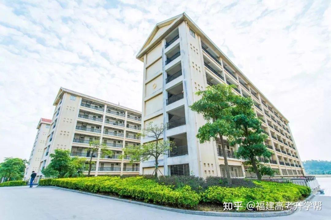 17厦门华天涉外职业技术学院学校目前的学生宿舍主要以6人间学生公寓