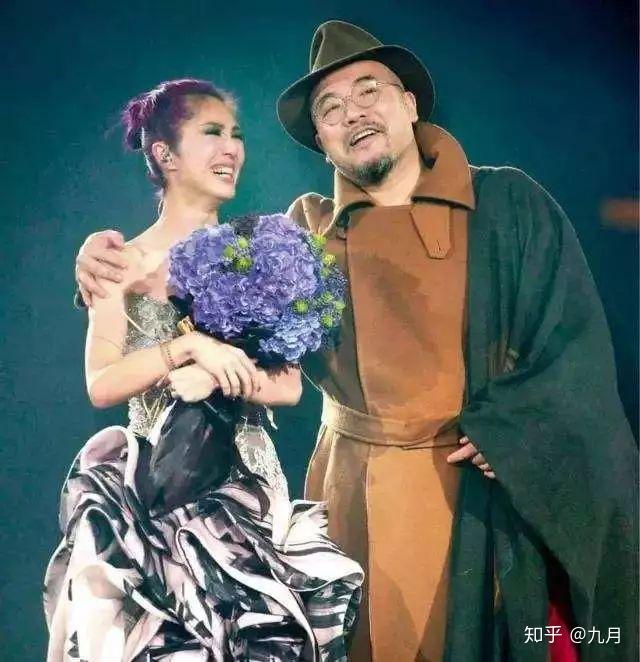 用了林夕作词的《姐妹》,而非黄伟文作词的《野孩子》作为主打歌时,黄