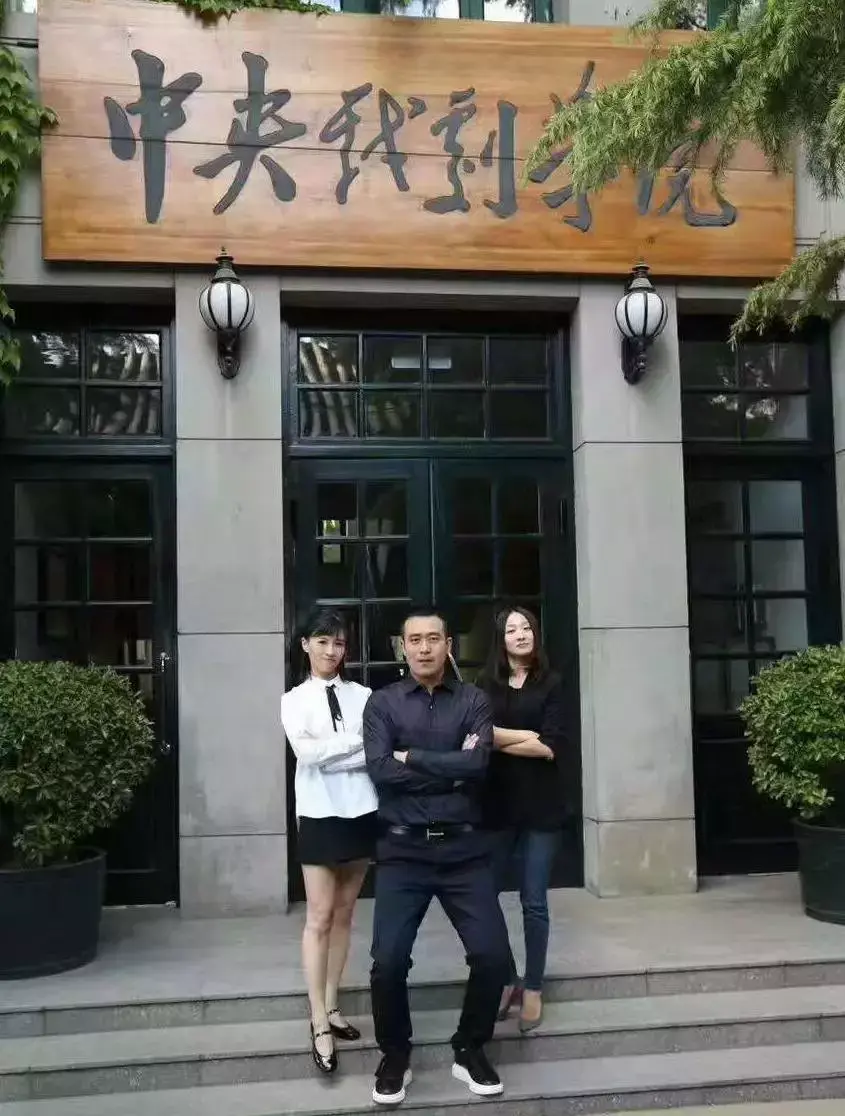 里,有她的丈夫老胡一直支持她,她的大学同学杨铭和霍泥芳帮她出主意
