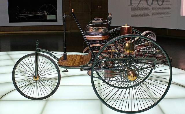 世界上第一台内燃机驱动的汽车,它的性能非常特别