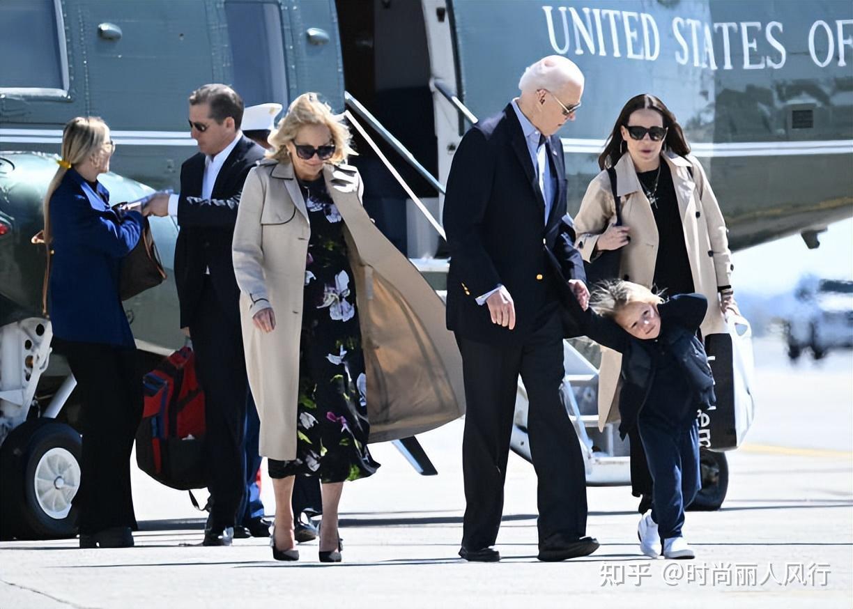 拜登全家出去过周末牵着3岁小孙子很有爱第一千金穿风衣美翻