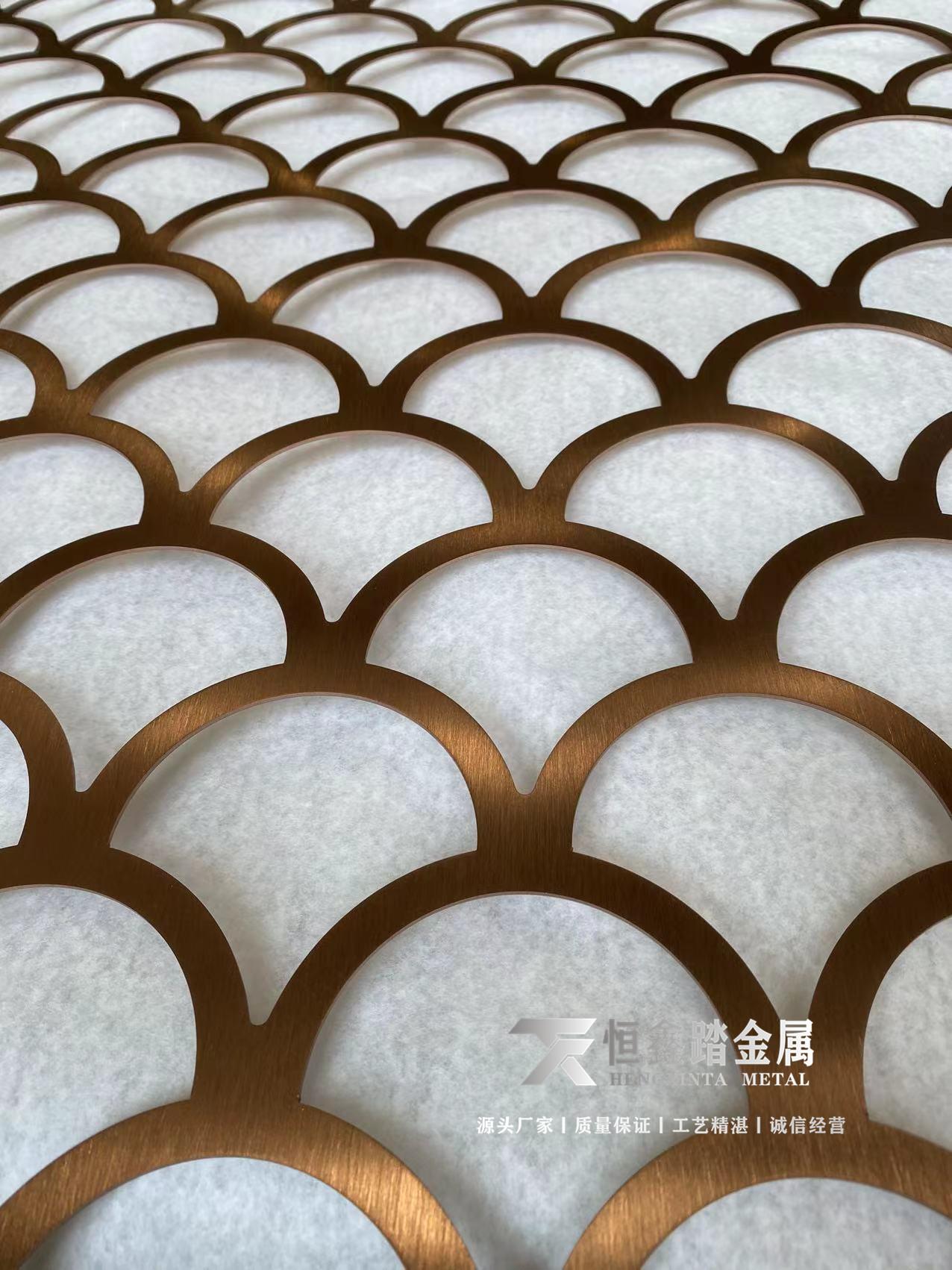 不锈钢鱼鳞屏风鱼鳞纹激光镂空隔断拉丝玫瑰金镂空鱼鳞花纹屏风