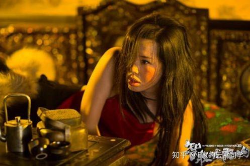 尤其是余男的"眼神戏",像《惊蛰》中的关二妹,《杀生》中的马寡妇