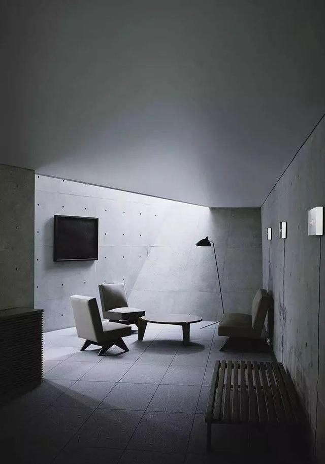 ▼艺术展厅跳跃在混凝土墙面的光影变化,戏剧性地将艺术品点亮.