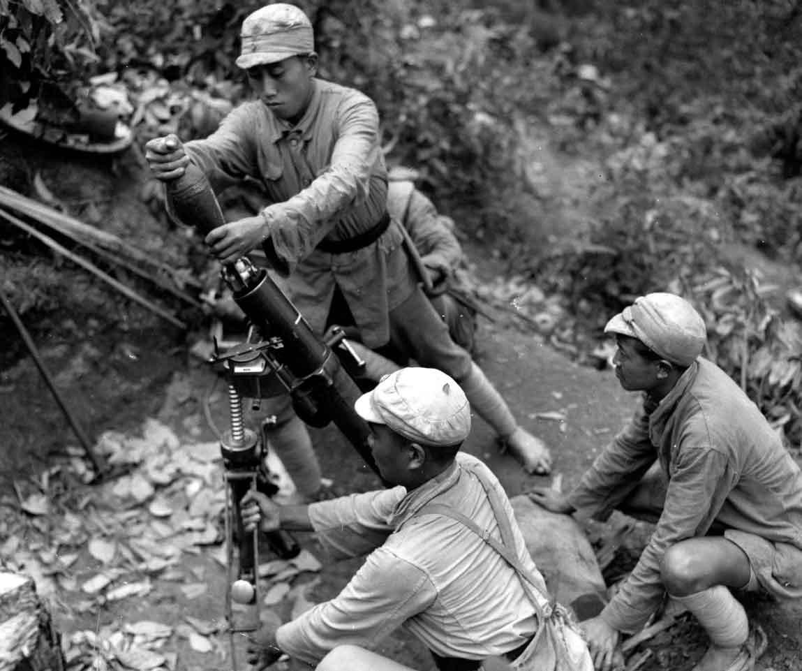 国军炮组使用美援m1型81mm迫击炮炮击参加一号作战任务中的日军,他们