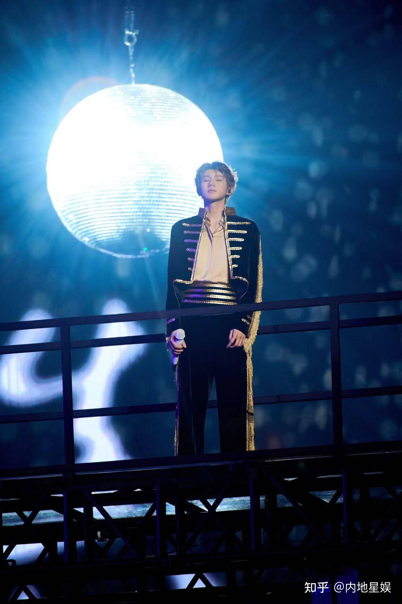 王源客厅狂欢巡演终点站抵达家乡重庆温暖开唱点亮山城夏天