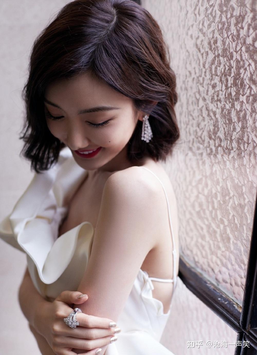 名门泽佳:毛晓彤身材太好了!一袭纯白鱼尾礼服裙效果美丽动人