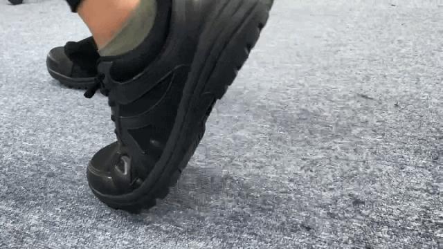 01 轻质鞋身,上脚无压力