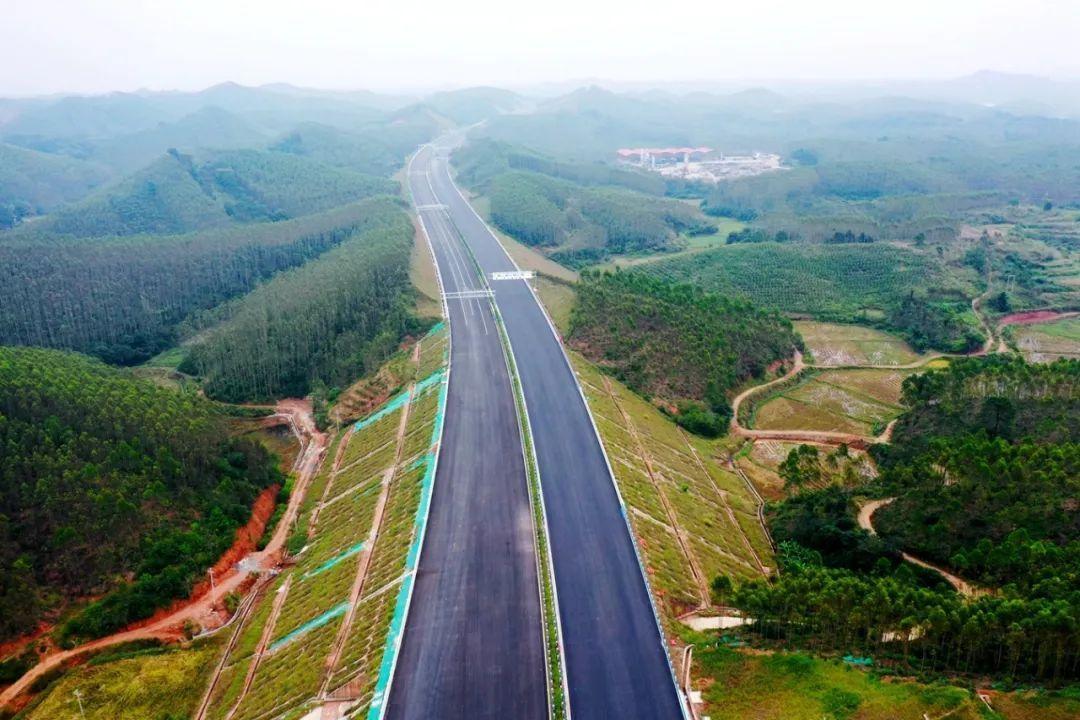 通车在即南横高速公路七标项目路面铺设任务圆满完成