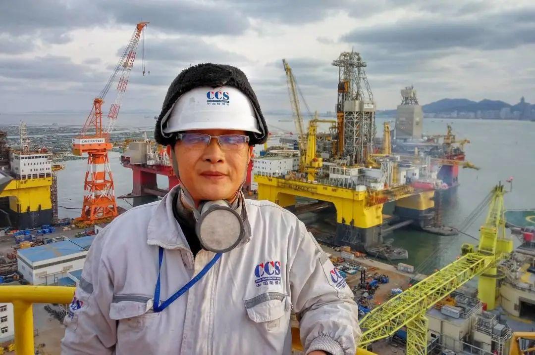 他是深海一号的主任验船师