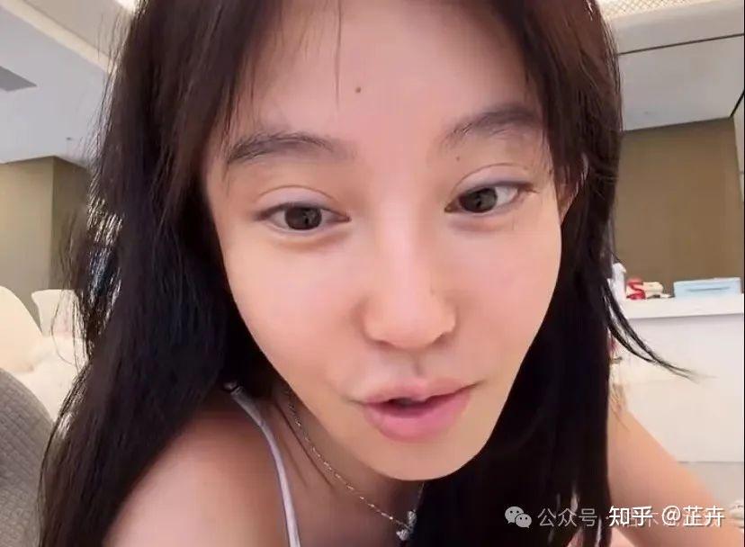 冯提莫却引发了不小的争议,原因是她前几天突然用小号来了一场素颜