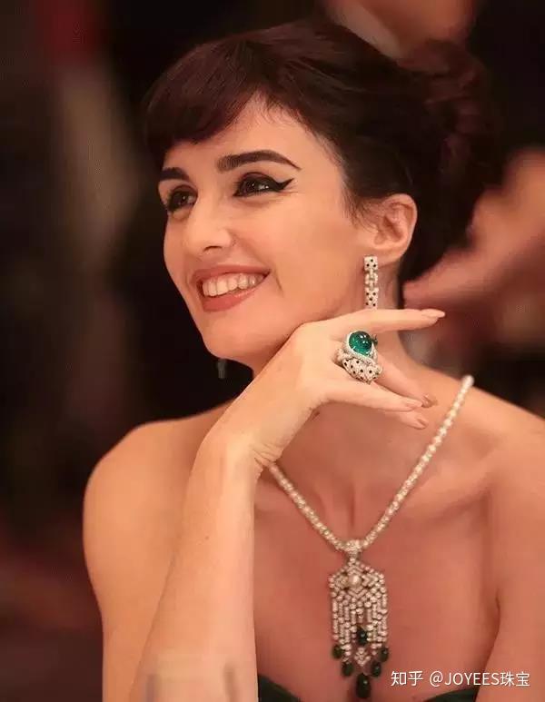 祖母绿镶嵌的项链,白金,钻石,祖母绿,縞玛瑙镶嵌的耳坠以,"豹子"