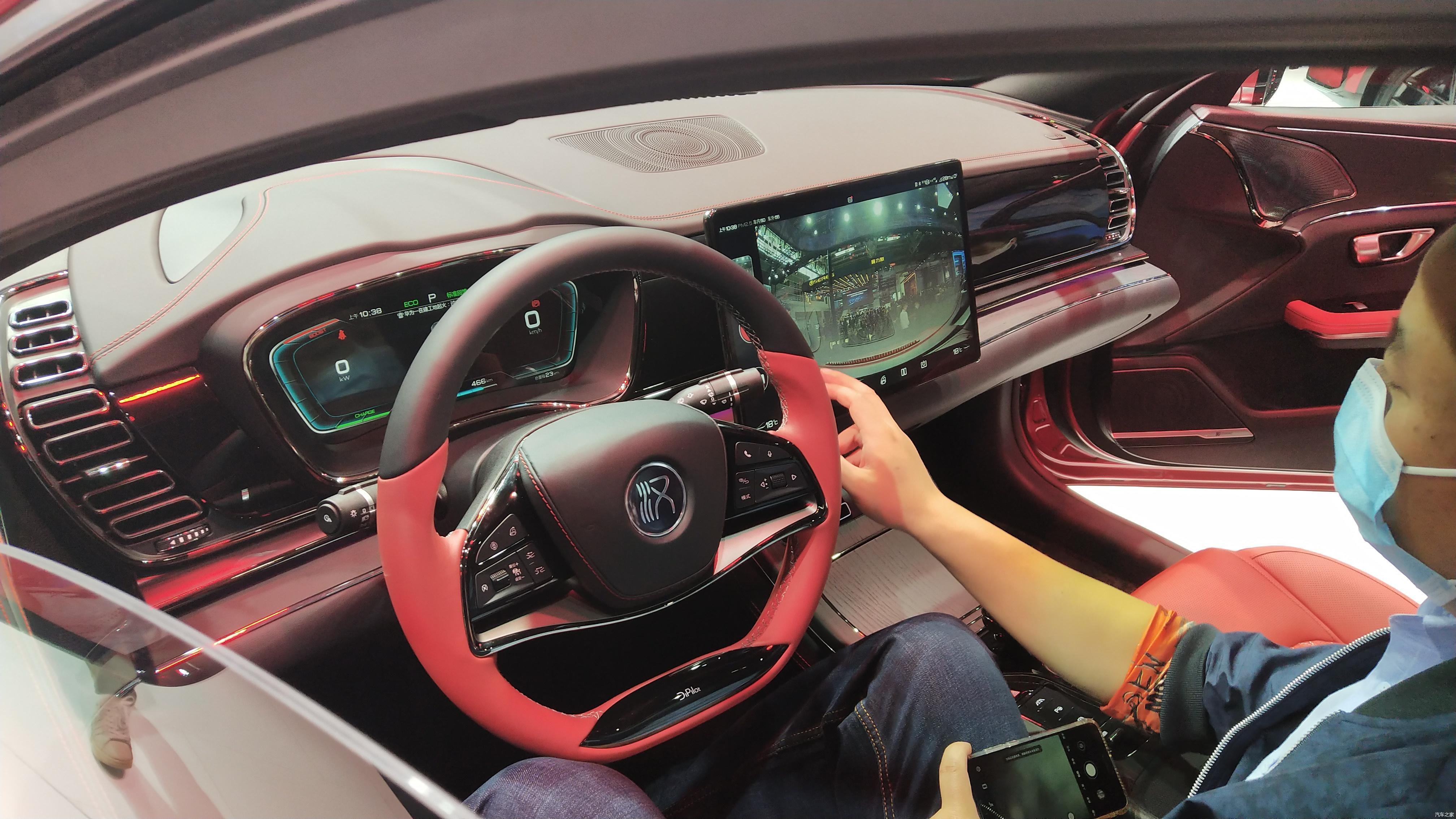 比亚迪汉ev的内饰很有科技感,它的两侧的空调出风口采用了上扬式的