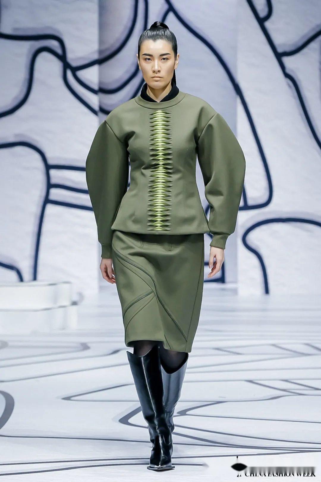 而在服装结构上运用三星堆耳朵的廓形,眼睛的廓形,长短款色彩上以青铜