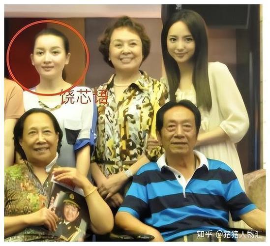 77岁王奎荣老态尽显,妻子却风韵犹存,网友感叹有"钱"真好