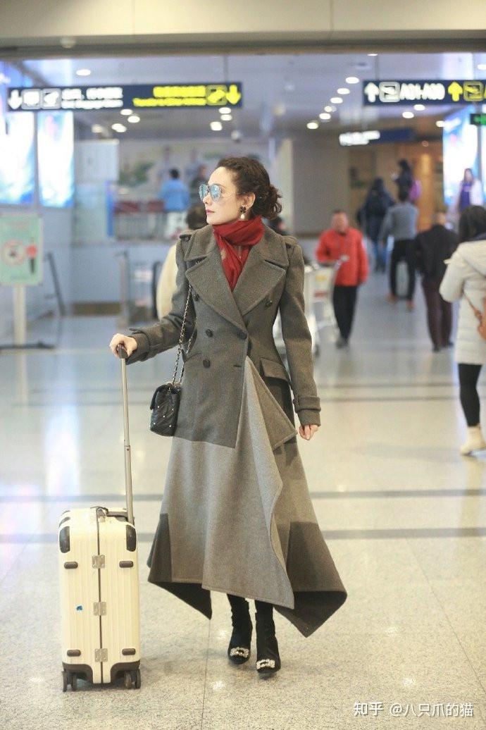 浪姐2官宣程莉莎太激动匆忙借西装拍照挺知性卷发有点显老