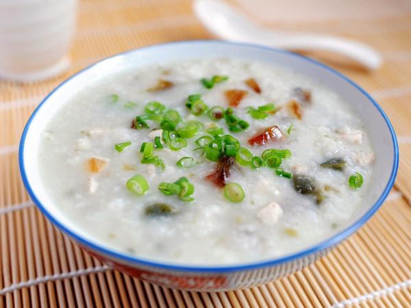 南方和北方都习惯称"粥",但我记得我小时候一直叫"稀饭"的.