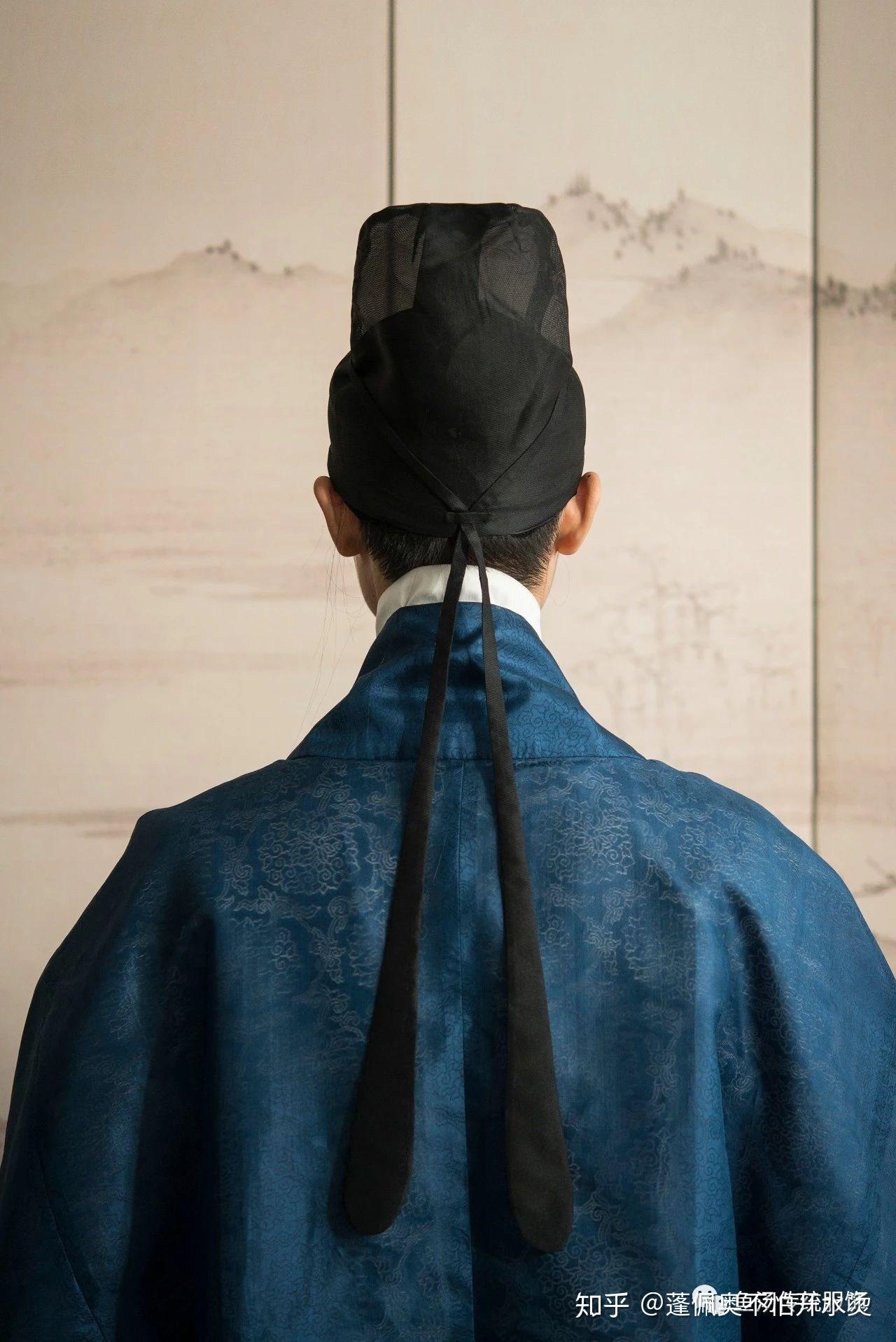 孔府旧藏的明代展角幞头明素面绿罗袍 袍身长133cm 腰宽58cm 袖长80cm