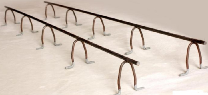 采用双层钢筋网时,在上层钢筋网下面应设置钢筋撑脚,以保证钢筋位置