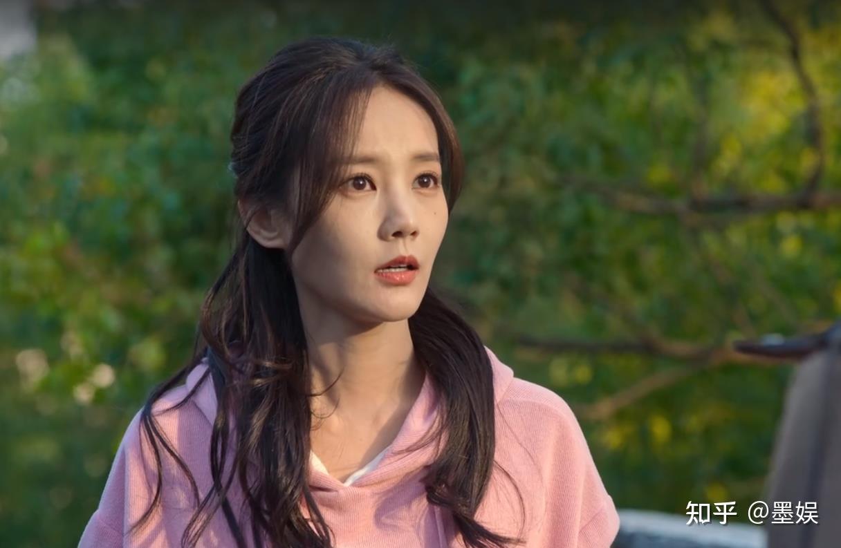 里饰演的是孟局独生女孟钰,同时她也是男主角安欣的前女友,杨健的妻子