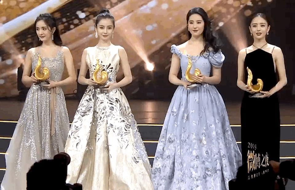 如何评价刘亦菲 2020 微博之夜的造型和搭配?