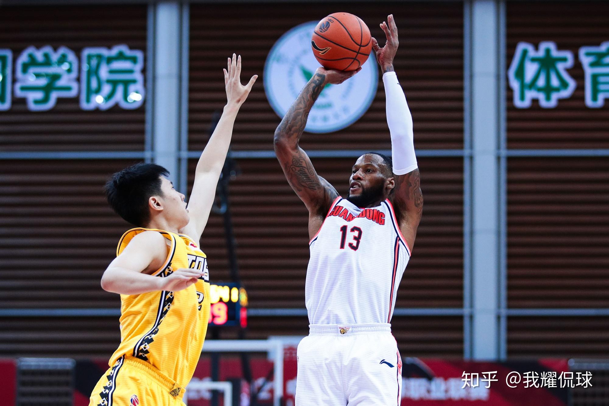两队核心后卫正面对决引爆球迷热议
