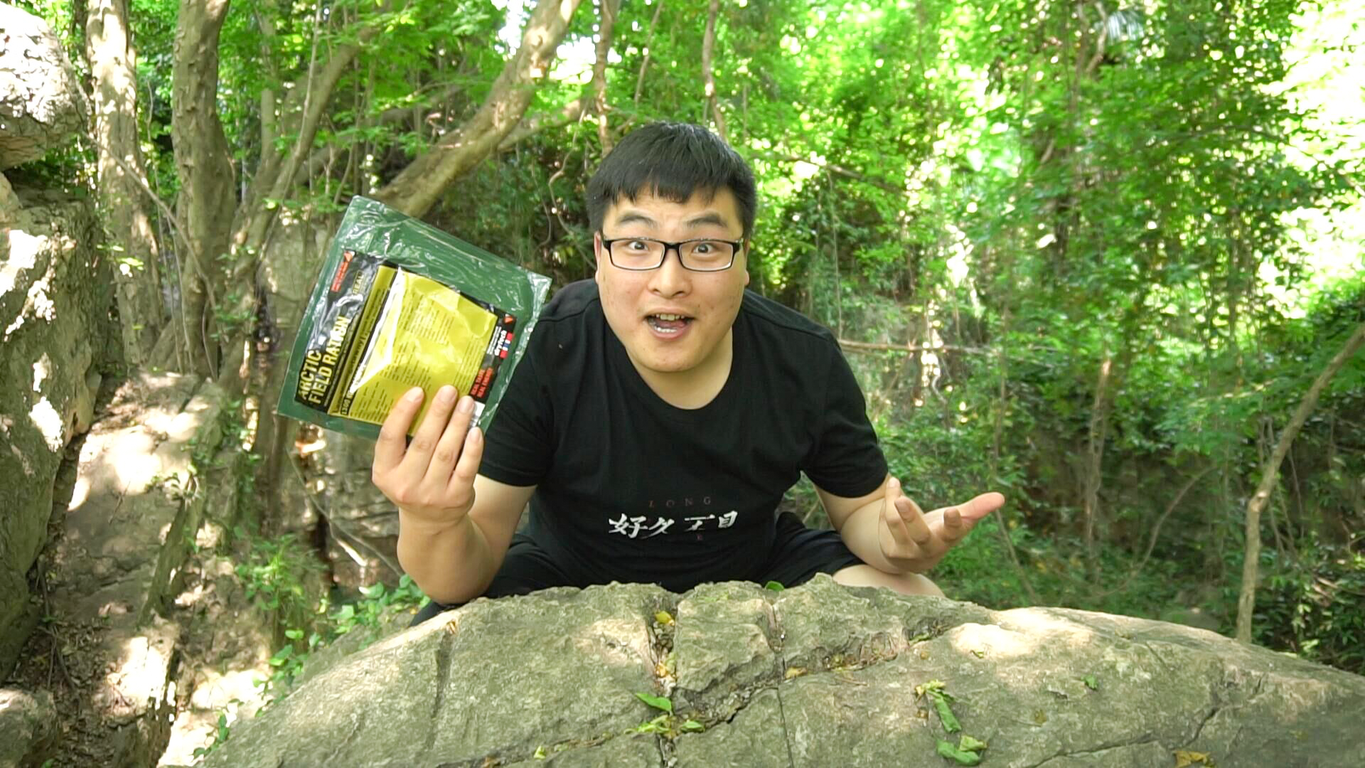 测评一款户外单兵净水神器,泥巴水分分钟变清澈,小伙拿起来就喝